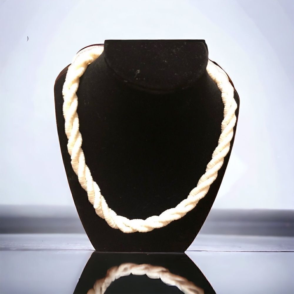 Vintage beaded white twist necklace screw clasp - Picture 3 of 9